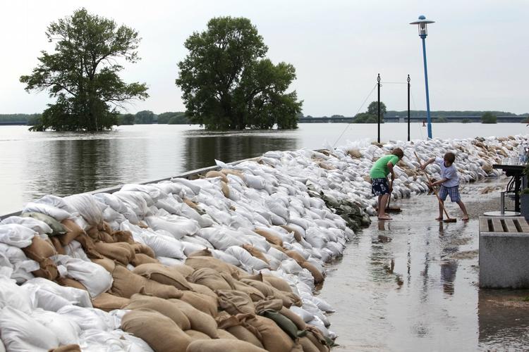 VANDSPÆRRE. Dige af sandsække skal holde Elbens vand væk fra Wittenbergs huse. 