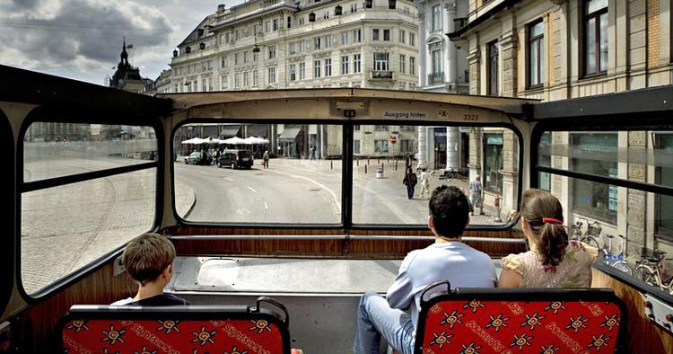 Der er kamp om turisternes gunst, og der har to busselskaber været oppe og strides om farven på deres busser. 
