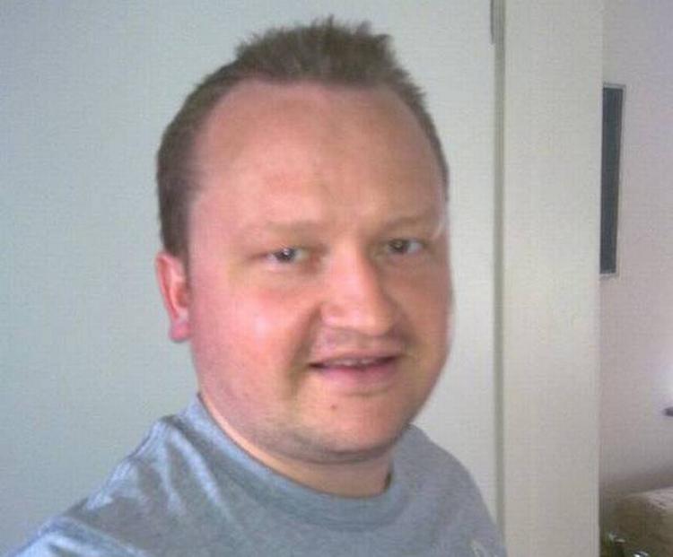 TILFÆLDIGT. Mark Jensen gik til hudlæge med et modermærke på brystet. Det viste sig at være uskyldigt. Til gengæld fandt lægen et mærke på ryggen, som var kræft. 