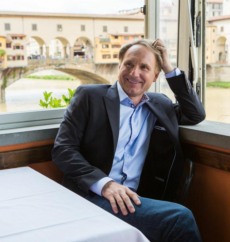 Konspirationer. Dan Browns hovedperson Robert Langdown er tilbage i Leonardo Da Vinci-Italien, hvor alting skrives i koder og konspirationer. 