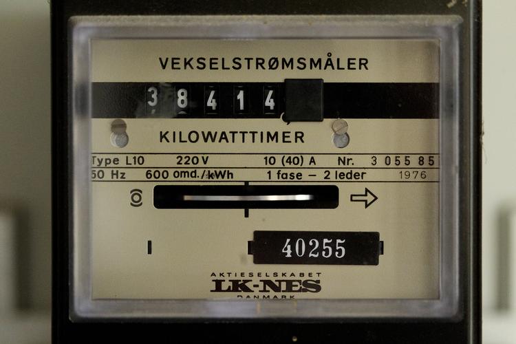 Kontrol. Få en billigere elregning ved enten at skifte elselskab eller spare på strømmen - eller begge dele. 