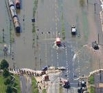 REDNING. Militærkøretøjer og brandfolk ses ved August-Bebel-dæmningen i Rothensee ved Magdeburg. 