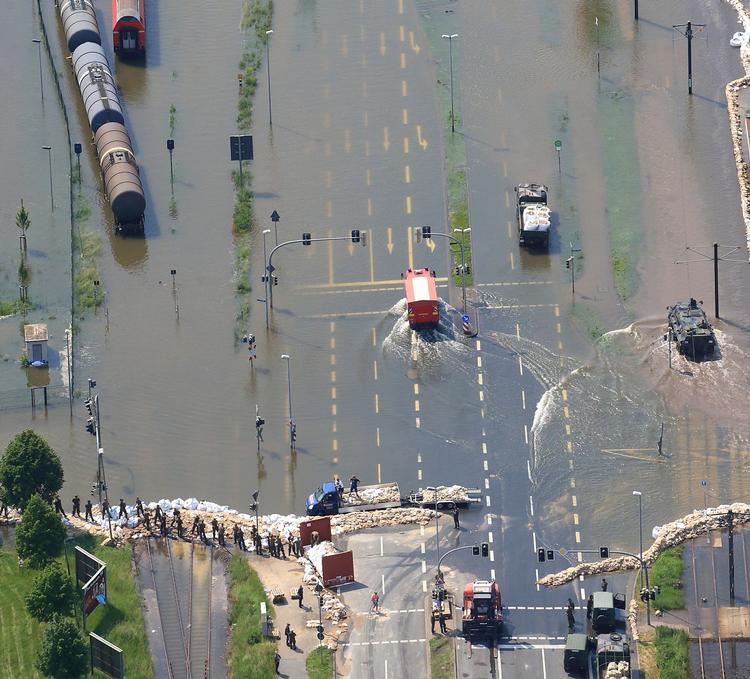 REDNING. Militærkøretøjer og brandfolk ses ved August-Bebel-dæmningen i Rothensee ved Magdeburg. 