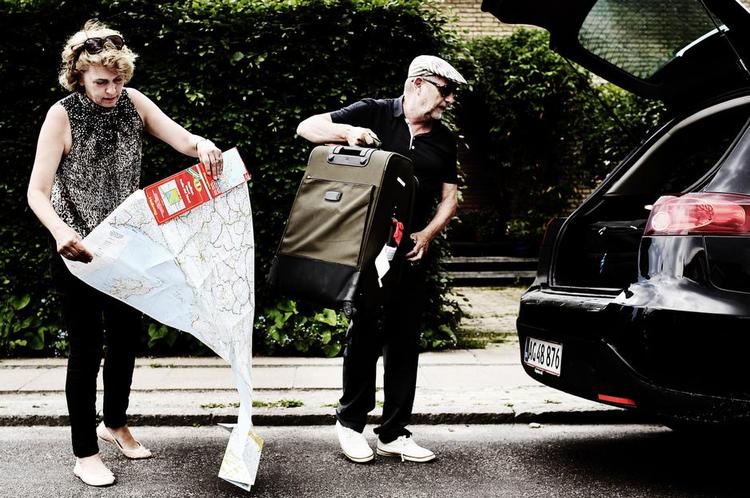 Roadmovie. Mai Brostrøm og Peter Thorsboe har længe drømt om at lave en europæisk tv-serie. Og allerhelst en roadmovie. De foretrækker også selv at tage bilen, når de skal rundt i Europa. 
