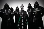 Abba-metal. Drabelige ser de ud, svenske Ghost, hvor frontmanden kalder sig Papa Emeritus II, imens de fem resterende medlemmer er anonyme og tilsammen går under navnet The Nameless Ghouls. 