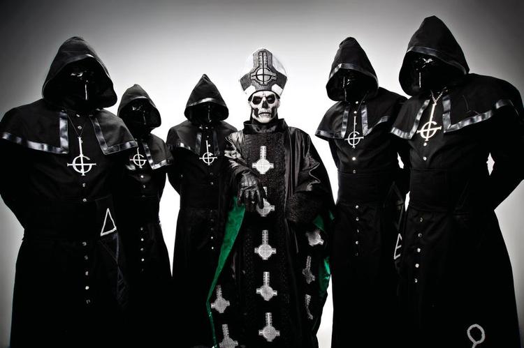 Abba-metal. Drabelige ser de ud, svenske Ghost, hvor frontmanden kalder sig Papa Emeritus II, imens de fem resterende medlemmer er anonyme og tilsammen går under navnet The Nameless Ghouls. 