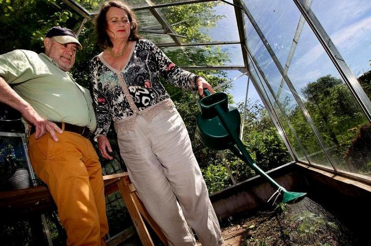 Egen høst. Lasse Helner holder af at få jord under neglene, men drivhuset er Mathildes værk. Her dyrker hun blandt andet tomater og georginer. Foto: Finn Frandsen 