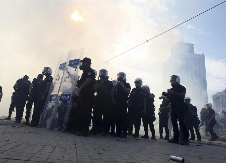 Kamppoliti. Mange hundrede betjente mødte i morges op på Taksimpladsen, hvor dette billede er fra, for at rydde pladsen for bannere og barrikader. Nu forlanger Erdogan også, at Geziparken ryddes. 