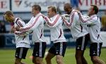 futtog. En alternativ træningsøvelse fik smilet frem hos Dennis Rommedahl, Nikolai Stokholm, Lars Jacobsen, Simon Poulsen og Michael Krohn-Dehli. 