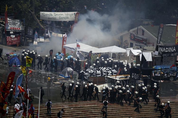 Ryddet. Massivt politiopbud ved kanten til Geziparken. 
