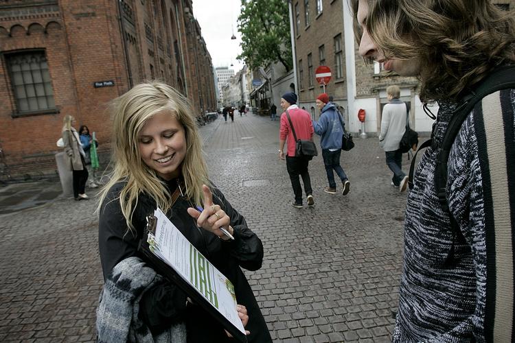 Facing. En stor del af Københavns beboere synes, det er irriterende at blive stoppet på gaden af en person, der vil sælge et 'godt formål'. (arkivfoto) 