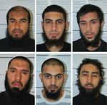 Dom. Fra venstre mod højre er Anzal Hussain, Mohammed Hasseen og Omar Khan tre af de i alt seks dømte i terrorsagen. 