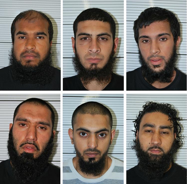 Dom. Fra venstre mod højre er Anzal Hussain, Mohammed Hasseen og Omar Khan tre af de i alt seks dømte i terrorsagen. 