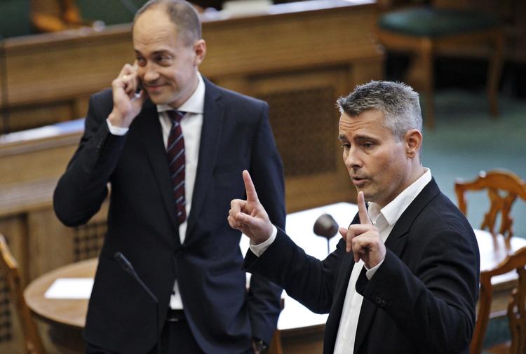 FORUNDRET. Socialdemokraternes politiske ordfører Magnus Heunicke (S) (tv) mener, at Venstre endnu engang har bevæget sig ind på en zigzag-kurs. 