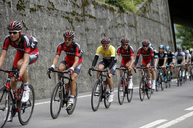 Front. BMC-holdet fik den gule trøje, Mathias Frank, godt gennem dagens 161 km og forsvarede førstepladsen. 