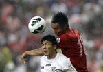 Regndans. Sydkorea og Kim Shin-wook (th) fik en 1-0-sejr over Usbekistan på et selvmål kort før pausen. 