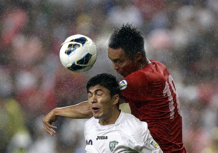 Regndans. Sydkorea og Kim Shin-wook (th) fik en 1-0-sejr over Usbekistan på et selvmål kort før pausen. 