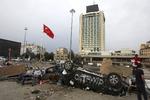 Taksim. Efter en voldsom nat med tåregas og kampe mellem politi og demonstranter, var der tidligt her til morges stadig demonstranter på Taksim-pladsen i Istanbul. 
