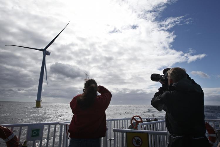Udspil. Fremover er det kun vindmøller på havet, som her ved Anholt, der skal have støtte, mener Venstre. 