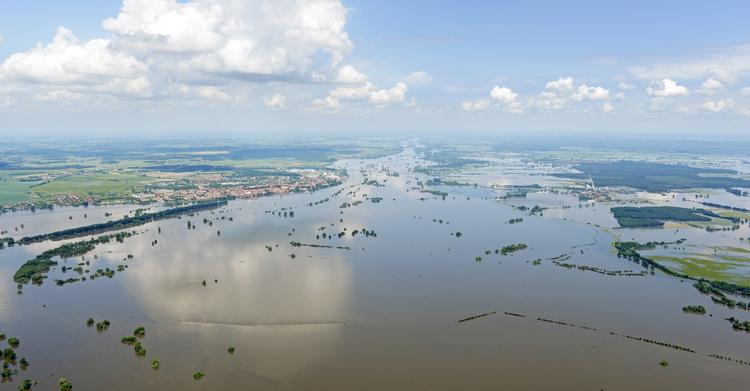 Oversvømmelse. En mand i byen Aken har mistet livet, da han forsøgte at tømme sin kælder for vand, efter at floden Elben er gået over sine bredder. 