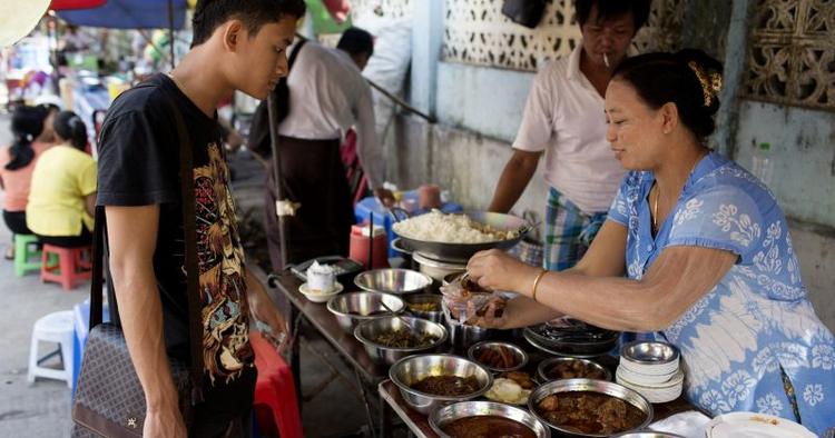Gadekøkken. Den 31. maj åbnede World Street Food Congres i Singapore, den første kongres om gademad. Her er det et gadekøkken i Myanmar. 
