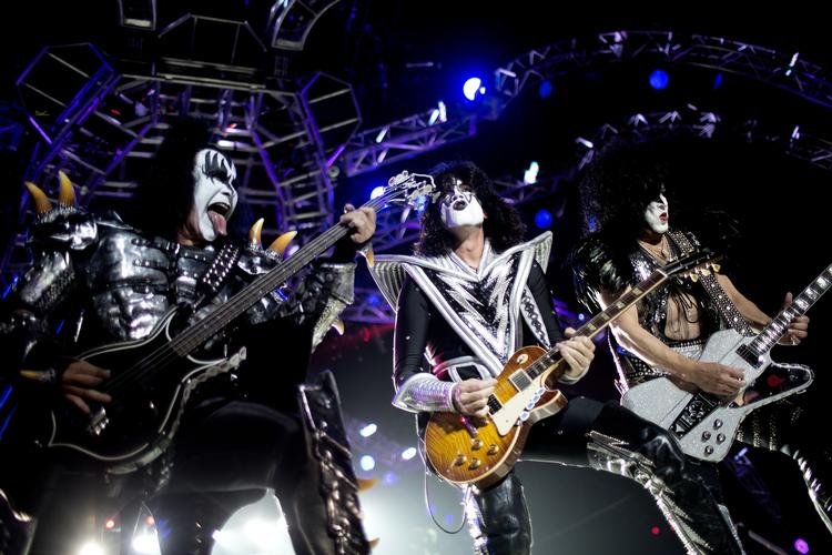 Kostumer. Selv om publikums kærlighed til de gamle sange ikke overraskende overskyggede alt andet den aften, måtte selv mægtige Kiss erkende, at tidens tand ikke fornægter sig. 