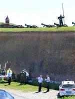 Ulykke. Soldaten blev såret, da en sprængladning antændte, og han blev blæst ned fra toppen af bastionen på Kronborg. 