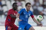 2-2. Alberto Gilardino (th) i nærkamp med Haitis Kevin Lafrance, der til dagligt spiller i den tjekkiske 2. division. 