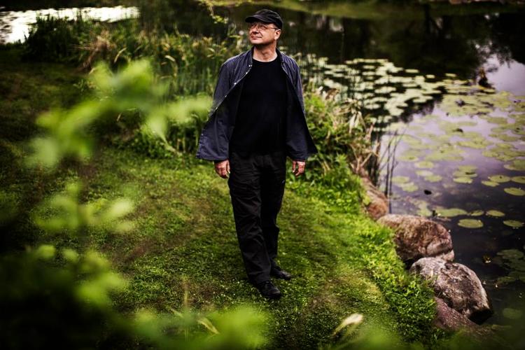 FRI. Vi kan ikke kaste os ud i alle livshistorier i Botanisk Have, men vi kan øve os i at være mere åbne over for verden, mener Tor Nørretranders. Foto: Ditte Valente 