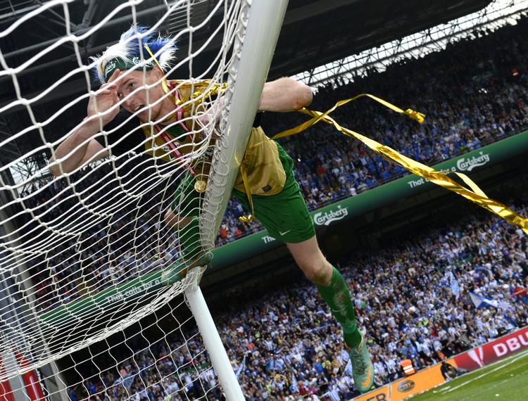 titel. Lukas Hradecky fejrer Esbjergs pokal-sejr i Parken i den forløbne sæson. 