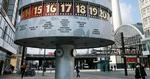 Trækplaster. Alexanderplatz med verdensuret og tv-tårnet trækker masser af turister. Samt en del mere skumle typer. 