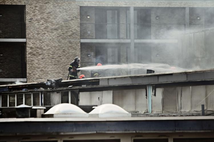 Brand. Slukningsarbejdet var her til middag endnu i gang ved en bygning i Frederiksssund. 