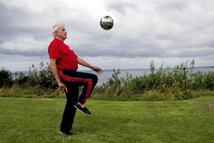 Boldøje. Selv om han snart runder 75 år, så har Flemming Nielsen stadig fine evner med den lille runde. 