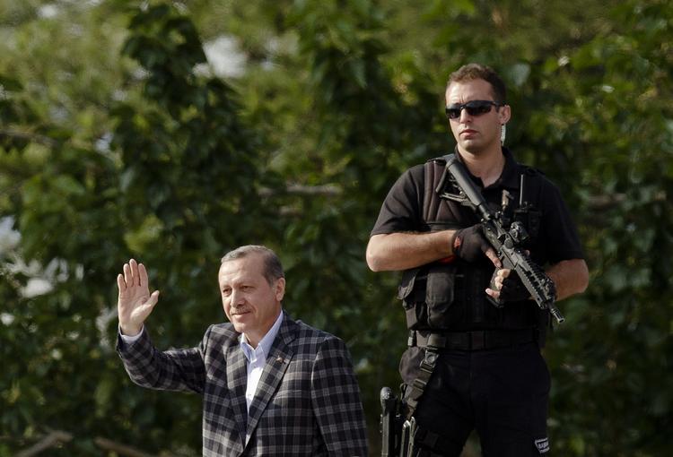 Udskældt. Ministerpræsident Recep Tayyip Erdogan vinker til en folkemængde (arkivfoto). Om få timer mødes han med demonstranterne. 