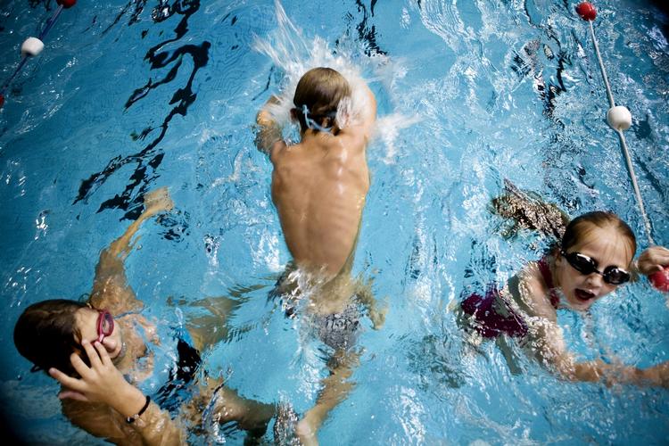 TRÆNGSEL. Det er vanskeligt at få plads i de københavnske svømmehaller, hvor børn kan stå længe på venteliste for at komme ind på et svømmehold. 