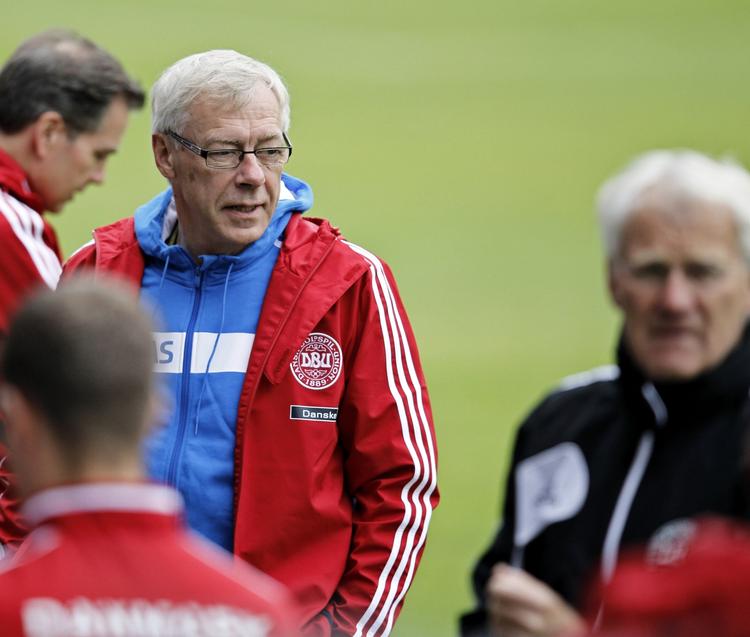 Personaleforhold. Jim Stjerne Hansen, generalsekretær i DBU, vil ikke diskutere Morten Olsens fremtid med pressen. Han holder dog fast i, at Morten Olsen har kontrakt frem til næste sommer. 