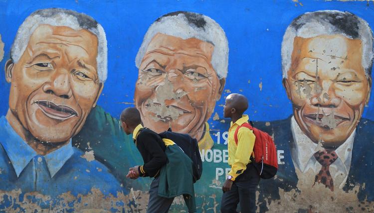 Bedring. Sydafrikas tidligere præsident Nelson Mandela er i bedring, siger den nuværende præsident Zuma. 