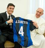 gave. Inter-anfører Javier Zanetti var sidst i april i privat audiens hos Pave Francis (th). 
