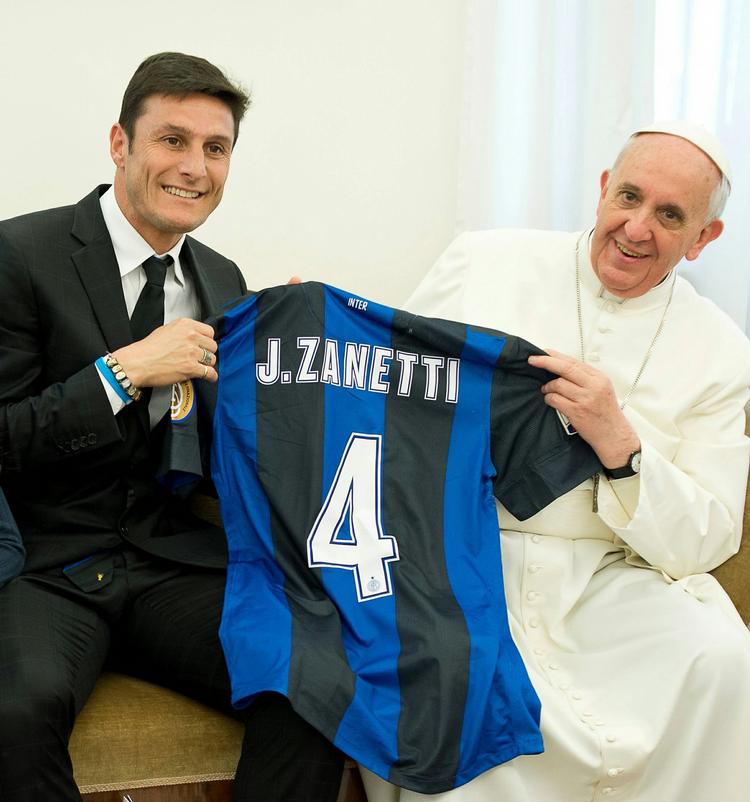 gave. Inter-anfører Javier Zanetti var sidst i april i privat audiens hos Pave Francis (th). 