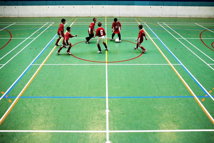 SPORT. Drenge i gang med fodbold i Nørrebrohallen. Kulturborgmesteren i København frygter, at der ikke kommer tilstrækkeligt mange idrætsanlæg i de nye boligkvarterer i Nordhavn og Ørestad. 