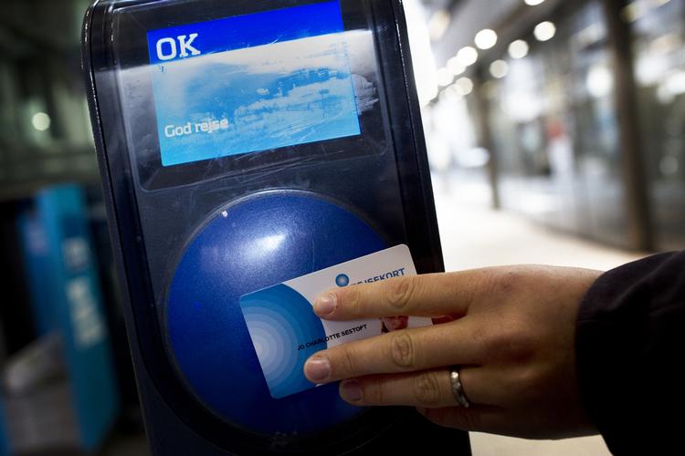 Problemer. Efter at rejsekortet er indfaset i Nordjylland og er på vej til at erstatte klippekortet i Hovedstadsområdet per 1. juli, er det blevet tydeligt, at rejsekortet giver en række problemer. 