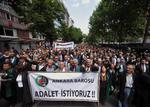 Protest. Tusindvis af advokater stormede ud af retsbygninger i Ankara og Istanbul i protest mod politiets hårdhændede behandling af deres kollegaer. 