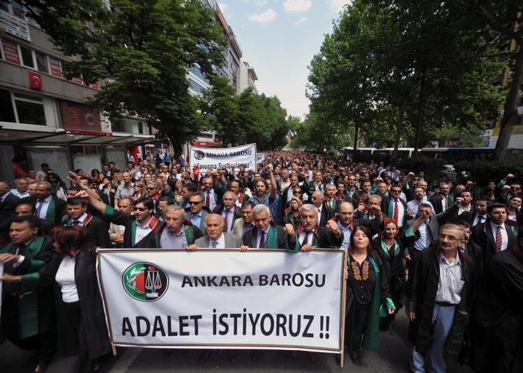 Protest. Tusindvis af advokater stormede ud af retsbygninger i Ankara og Istanbul i protest mod politiets hårdhændede behandling af deres kollegaer. 
