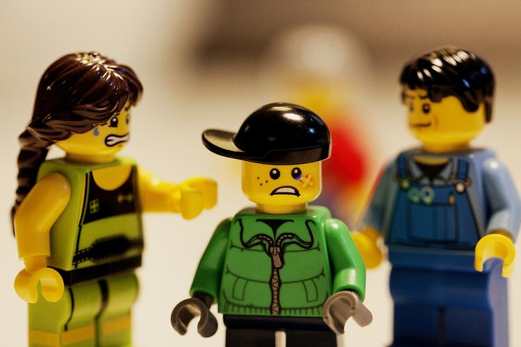 Tæv. Studium viser, at der gennem årene er kommet flere og flere Lego-figurer med vrede ansigtstræk. 