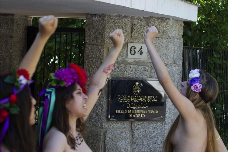 Solidaritet. Feminister fra gruppen FEMEN lavede en sympatiakton foran den tunesiske ambassade i Madrid for at vise deres utilfredshed med fængslingen af tre kvinder i Tunesien. 