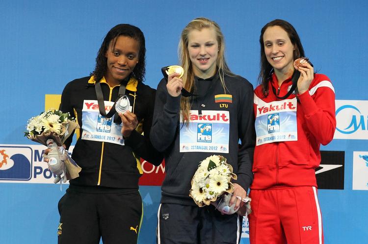 GENGANGERE. Ved VM på kortbane i december vandt Ruta Meilutyte (i midten) guld med Rikke Møller Pedersen (th.) på bronzepladsen, mens Alia Atkinson fra Jamaica (tv.) vandt bronze. 