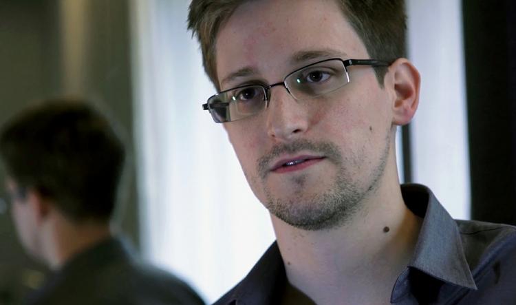 Amerikaner. »Jeg er hverken en helt eller en forræddet. Jeg er amerikaner«, siger Edward Snowden, som har lækket fortrolige dokumenter, der viser, at den amerikanske efterretnignstjeneste overvåger telefon- og internetdate for både sine egne og udenlandske borgere. 