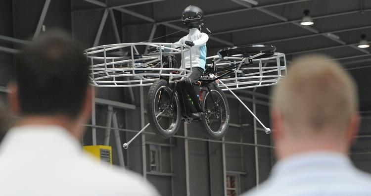 Flyvecykel. En cykel gennemførte i dag sin første officielle flyvetur i en udstillingshal i Prag. 