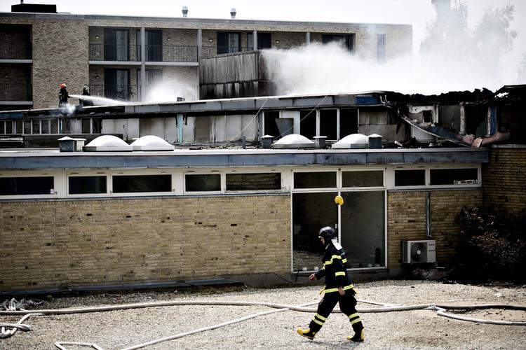 Brandattentat. Industribygningen i Frederikssund er så godt som udbrændt. 