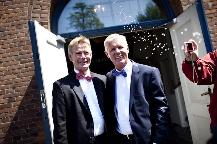 Vielser. Der blev skrevet danmarkshistorie, da Steen Andersen og Stig Elling (til højre) som det første homoseksuelle par for et år siden blev viet i Frederiksberg Kirke 